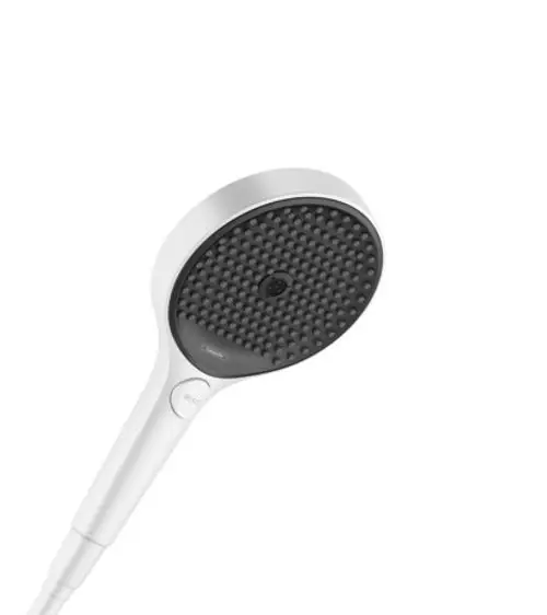 Hansgrohe Handbrause in Weiß mit runder Kopfstruktur und drei Strahlarten. Der Griff verfügt über eine Taste zur Einstellung der Funktionen.